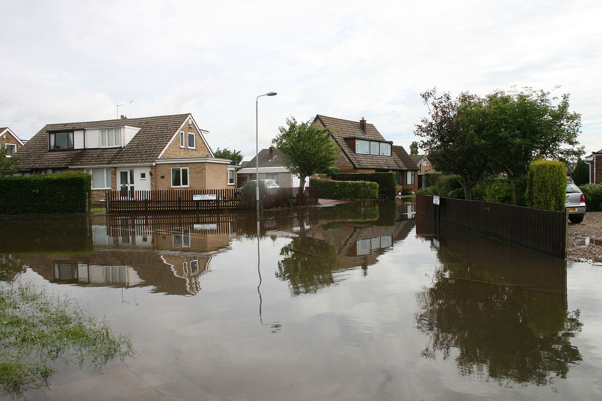 Des maisons et des rues sont inondées après une crue soudaine.