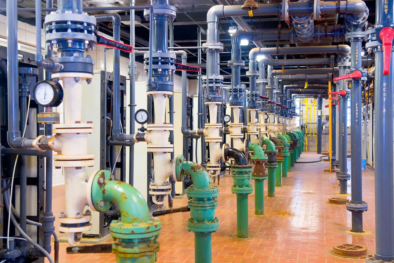 De nombreux tuyaux industriels dans une station de traitement d'eau.