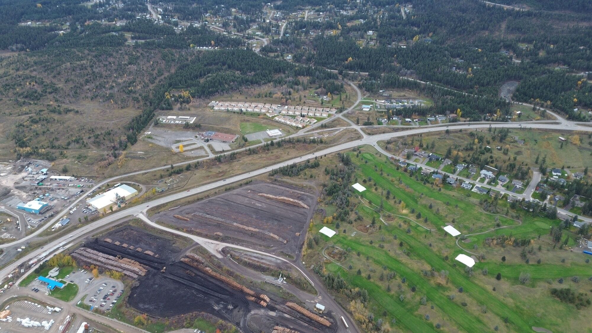 Vue aérienne de la route Caribou et de la communauté environnante.